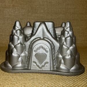 Nordic Ware Gingerbread House Bundt Pan Cottage Cake Mold Aluminum